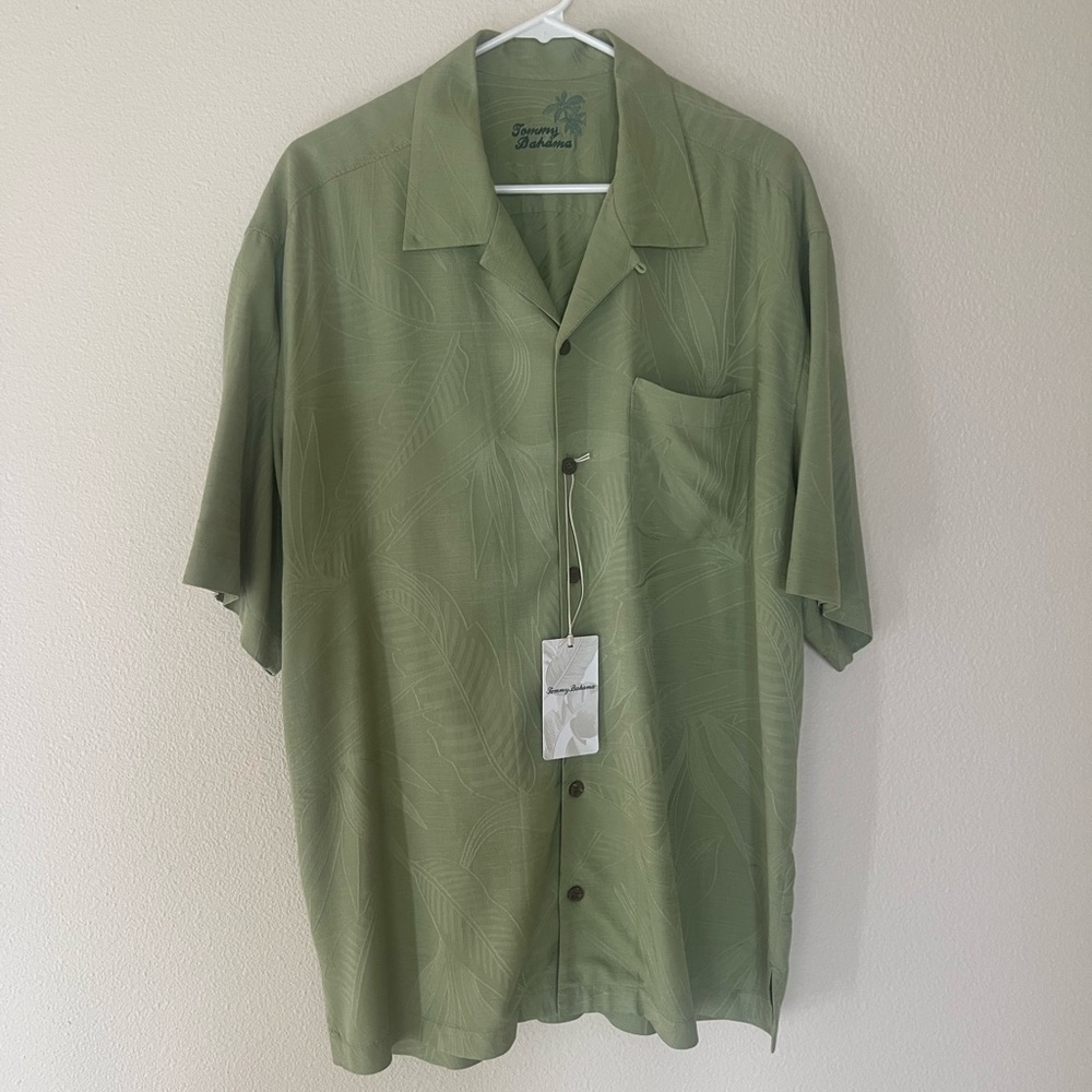 Tommy Bahama Men’s Multi Color Green Hawaiian Floral Short Sleeve Shirt. Size L